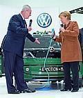 Prof. Dr. Martin Winterkorn (l), Vorstandsvorsitzender der Volkswagen AG, und Bundeskanzlerin Angela Merkel feiern am Montag (19.04.2010) auf der Hannover Messe die Weltpremiere des Volkswagen Milano Taxi 